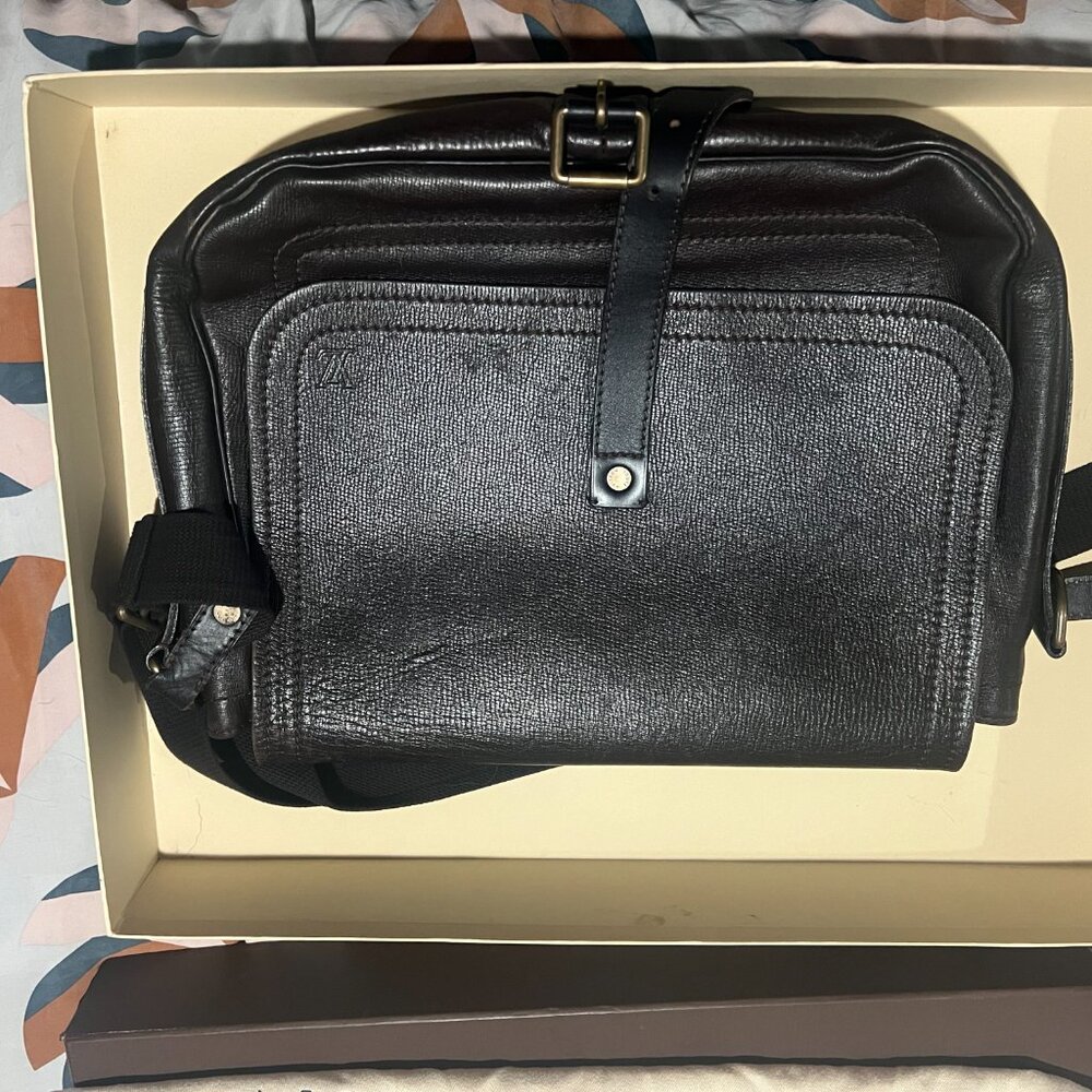 Louis Vuitton Utah leather Omaha Messenger Bag - Picture 3 of 5
